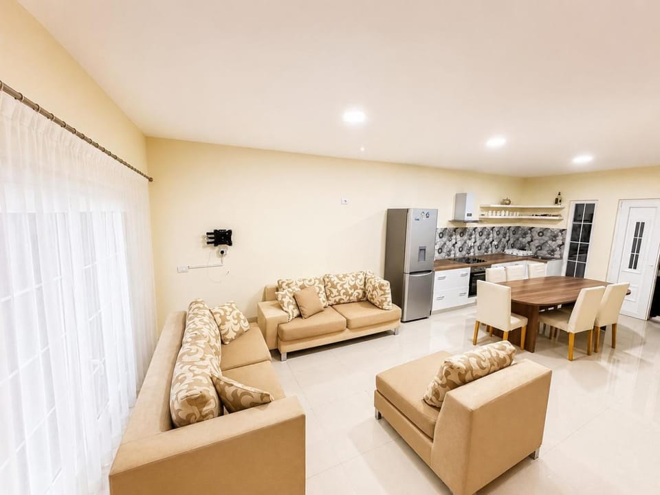 Kitchen or kitchenette, Living room, Seating area, Dining area, minibar, stove