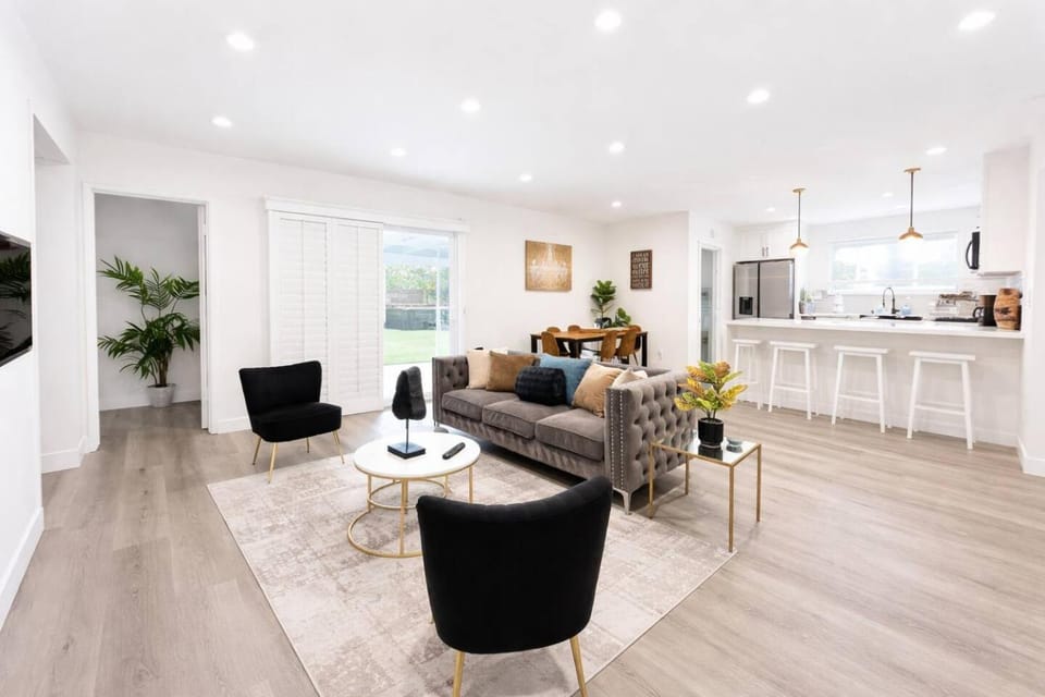 Home W/ 2 King Beds, Jacuzzi, EV ch. & Ping-pong! House in West Hills