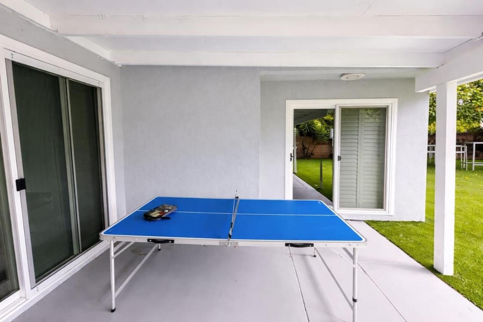 Home W/ 2 King Beds, Jacuzzi, EV ch. & Ping-pong! House in West Hills