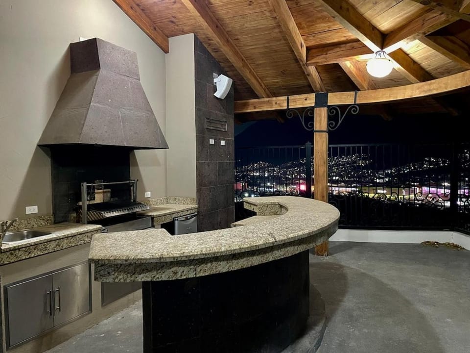 Casa Las Yucas - Pool - Sleeps 12- Garage Villa in Monterrey