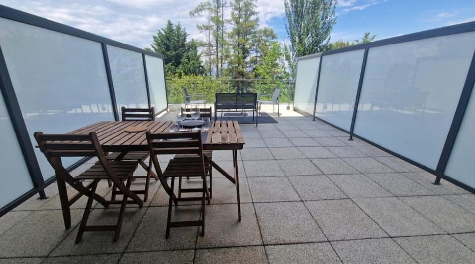 Studio Carré Royal, Terrasse Vue Lac & Parking Apartment in Évian-les-Bains