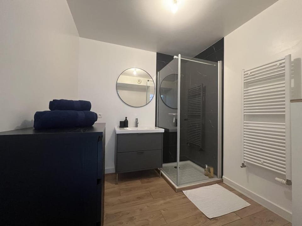 Studio Carré Royal, Terrasse Vue Lac & Parking Apartment in Évian-les-Bains