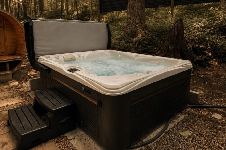 Creekside Cabin: Sauna | Hot Tub | Fire Pit | Romantic | Peaceful | Cozy Cabin in Pennsylvania