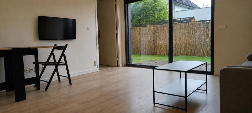 Appartement avec parking et jardin Le Raincy Apartment in Gagny