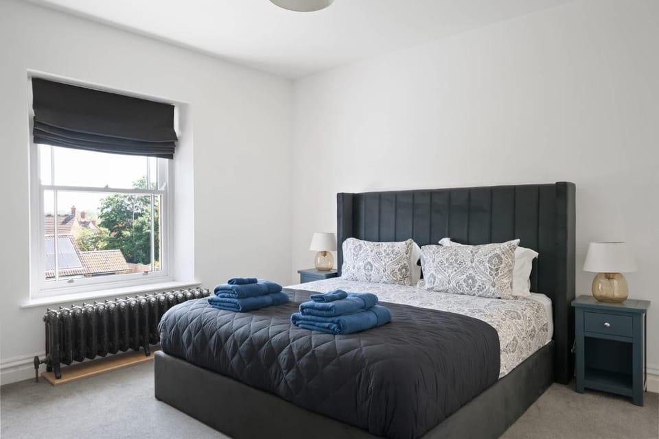 Grand Victorian Home Swim Spa Garden & Parking House in Bridgwater