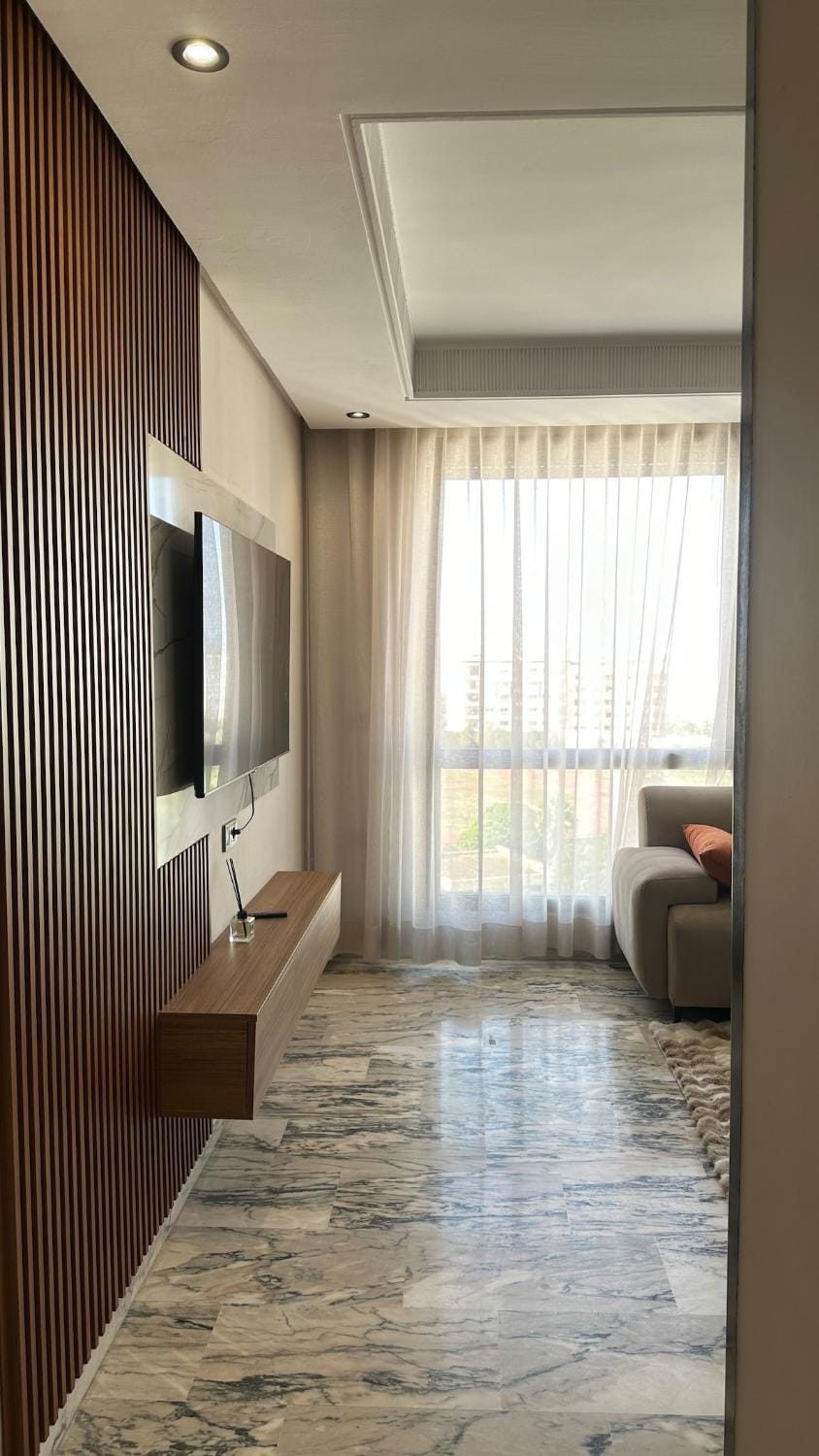 C008, Chic Cozy Studio Remote Work, Fast Wifi, Parking Apartment in Casablanca