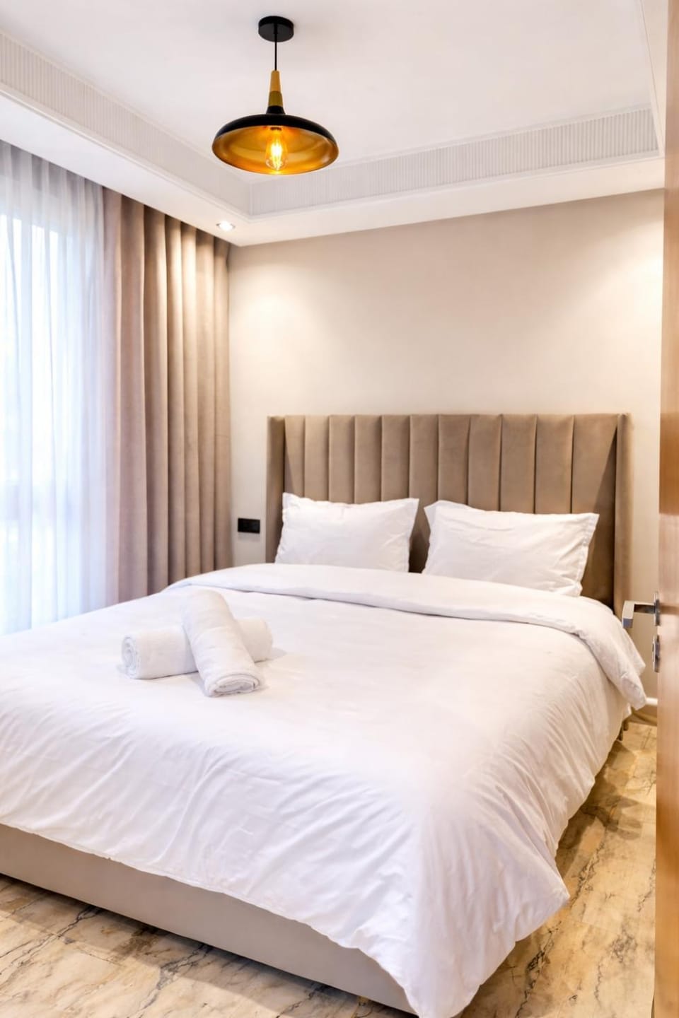 C008, Chic Cozy Studio Remote Work, Fast Wifi, Parking Apartment in Casablanca