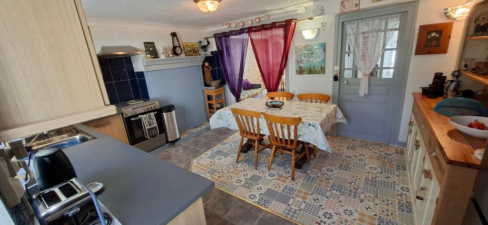 Kitchen or kitchenette, Kitchen or kitchenette, Communal kitchen, stove, kitchen