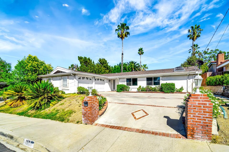 Gorgeous House with View & Pool! House in Tarzana