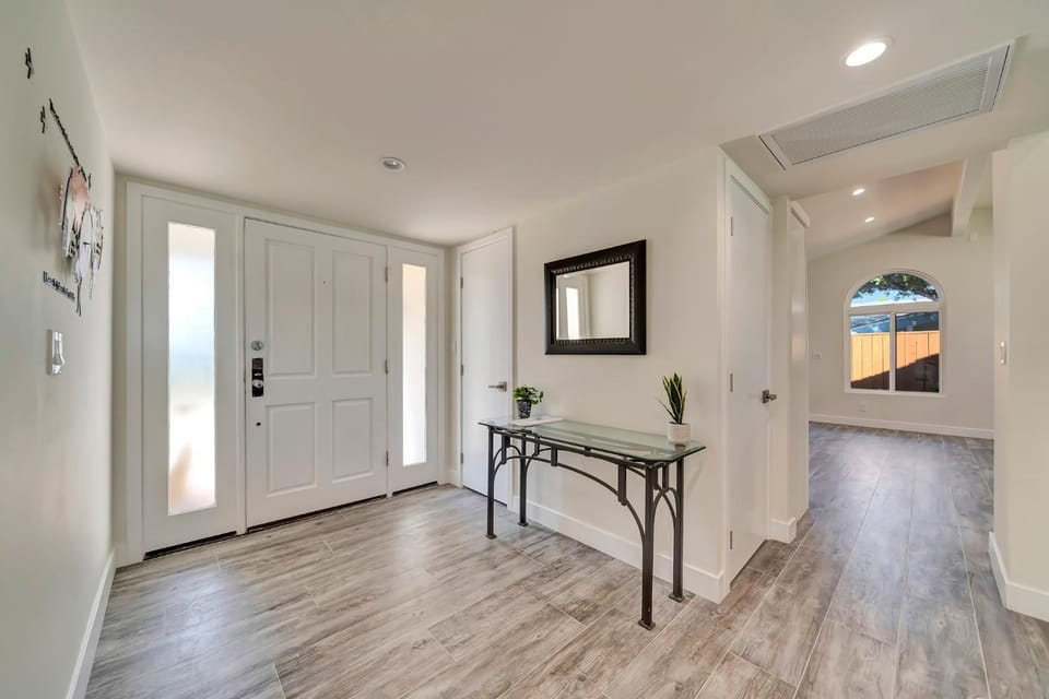 Gorgeous House with View & Pool! House in Tarzana