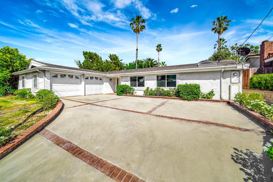 Gorgeous House with View & Pool! House in Tarzana