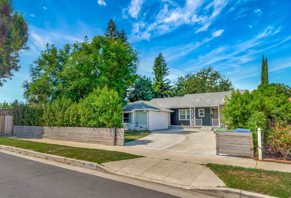Modern 4BR in Prime Location w/Game Room & BBQ House in Winnetka