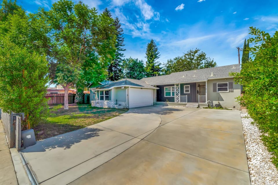Modern 4BR in Prime Location w/Game Room & BBQ House in Winnetka