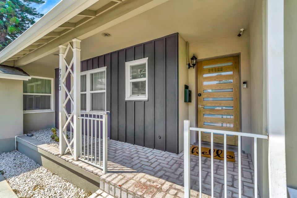 Modern 4BR in Prime Location w/Game Room & BBQ House in Winnetka
