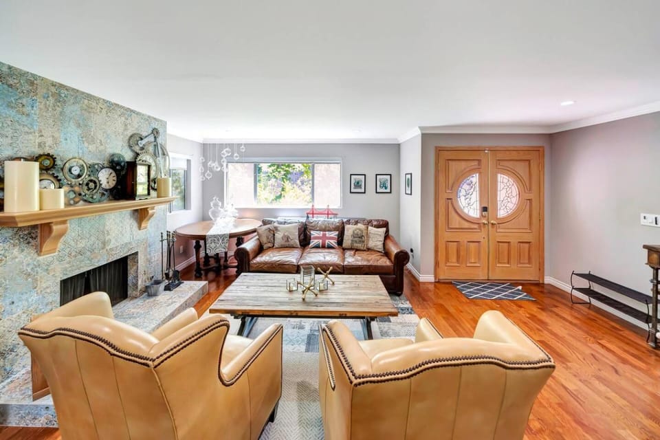 Golf View 3BR w/ 2 King Beds + Fenced Dog Run House in Woodland Hills