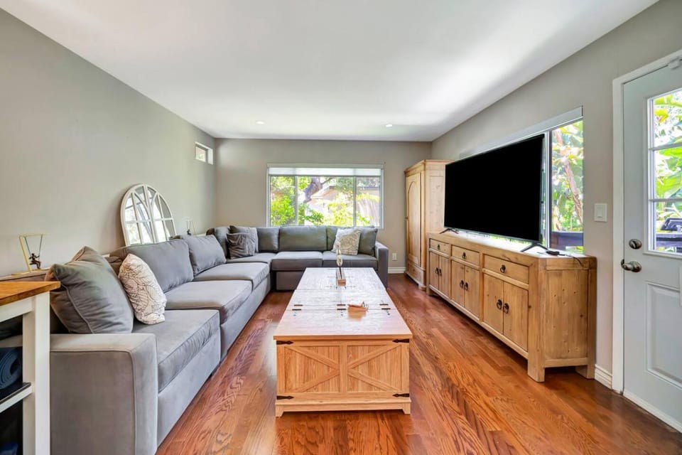 Golf View 3BR w/ 2 King Beds + Fenced Dog Run House in Woodland Hills