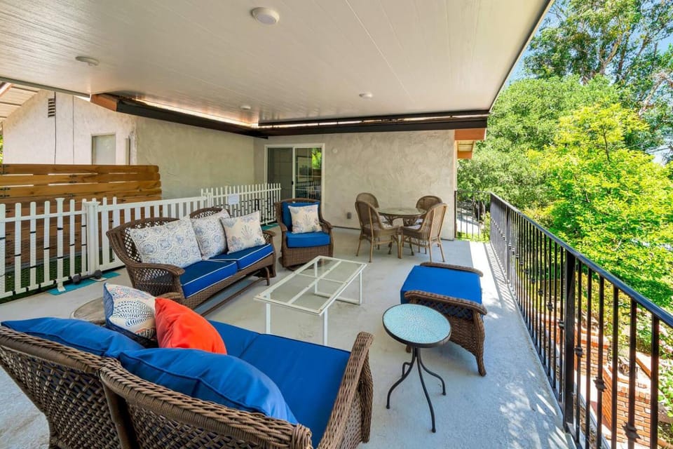 Golf View 3BR w/ 2 King Beds + Fenced Dog Run House in Woodland Hills