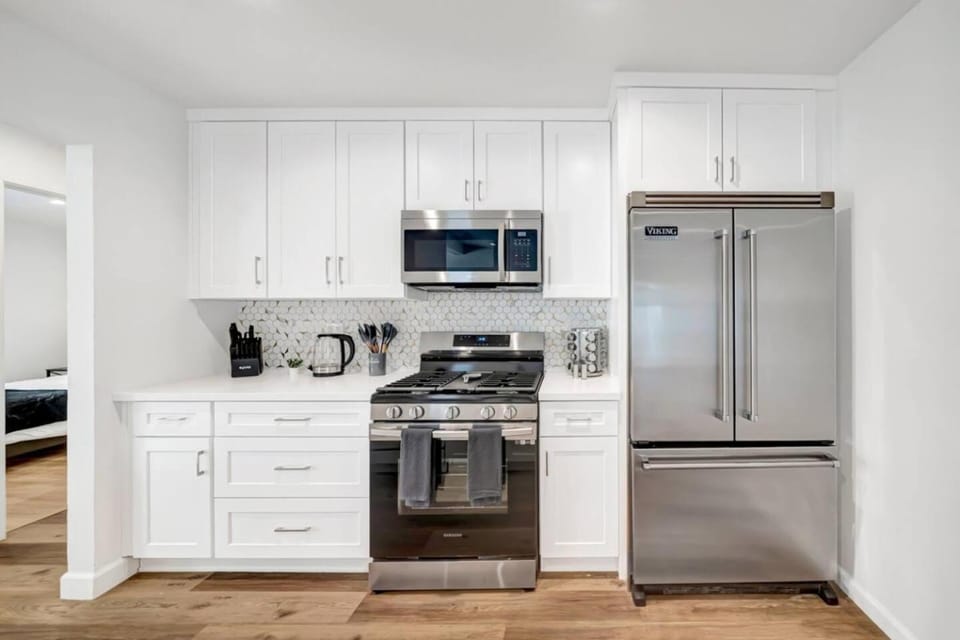 Modern 5BR Home W/ Fenced Separation and Jacuzzi! House in West Hills