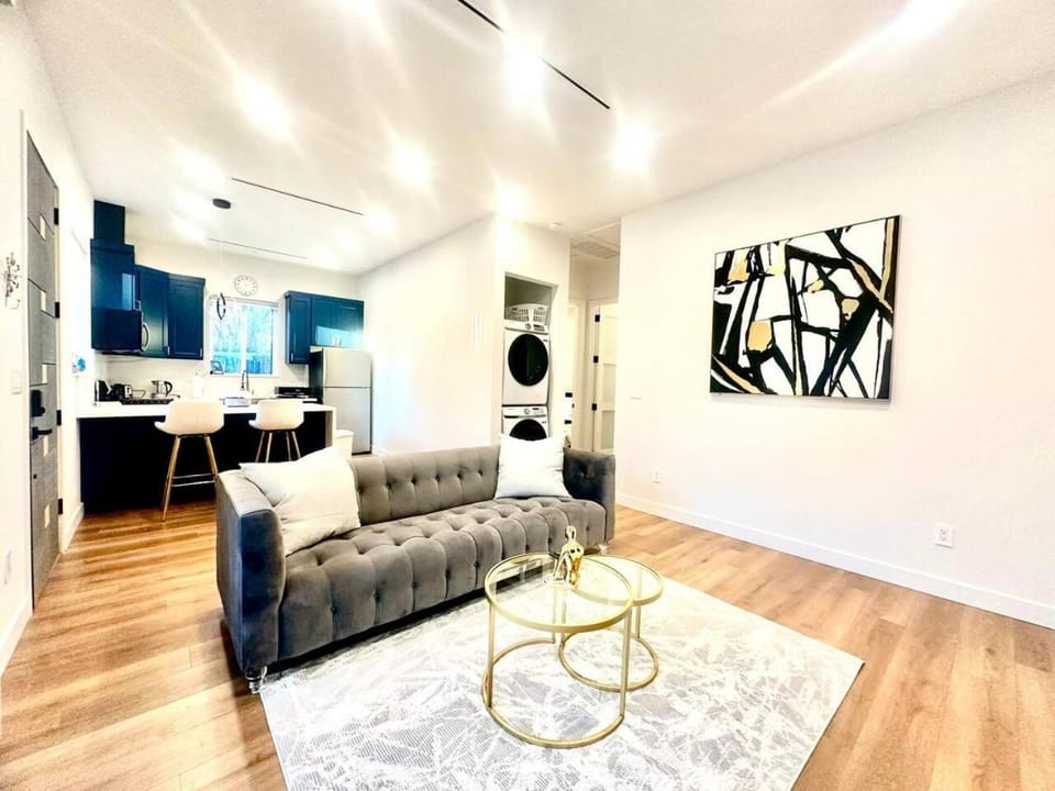 Modern 5BR Home W/ Fenced Separation and Jacuzzi! House in West Hills