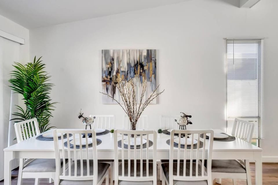 Modern 5BR Home W/ Fenced Separation and Jacuzzi! House in West Hills