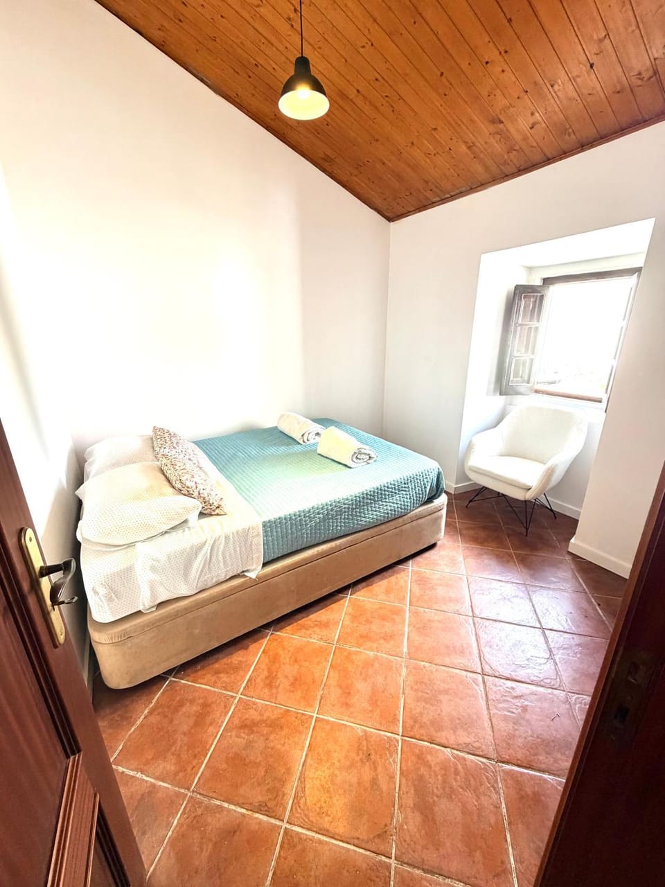 Bed, Photo of the whole room, Bedroom, towels
