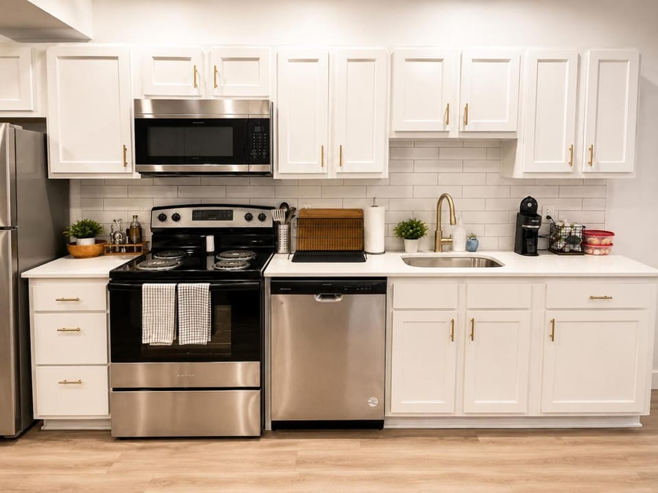 Coffee/tea facilities, Kitchen or kitchenette, dishwasher, microwave, oven