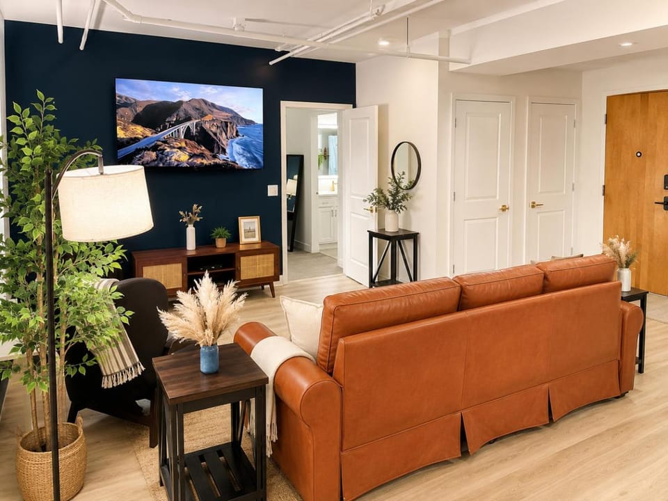 TV and multimedia, Living room, Decorative detail, Seating area