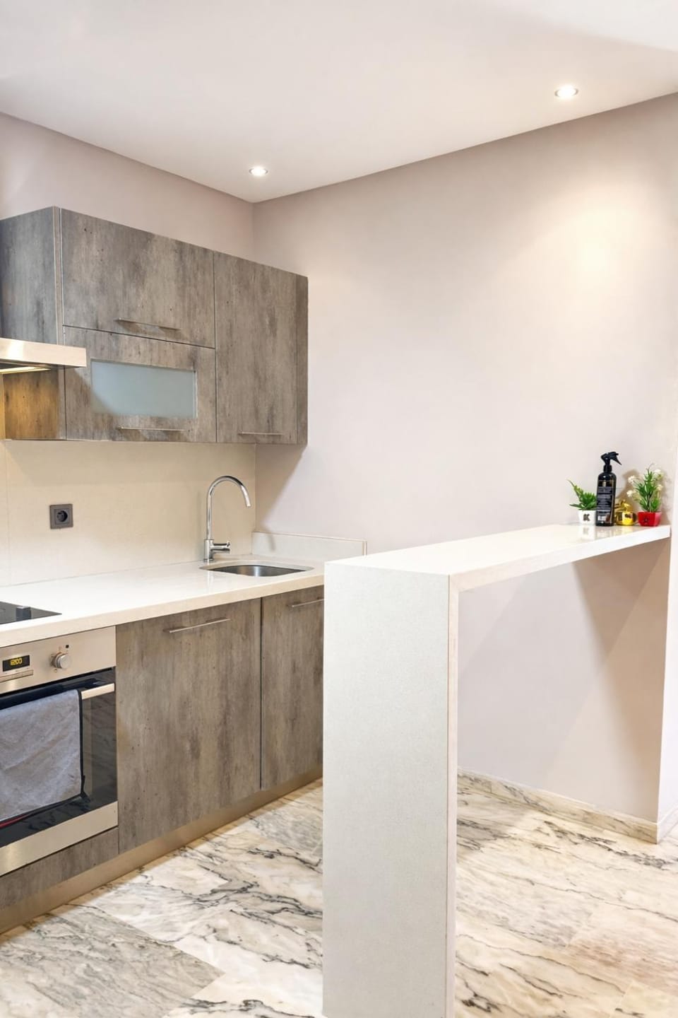 C008 C009 C027 Chic Cozy Studio in Central Burgundy Home work with Private Parking, Fast Wifi Apartment in Casablanca