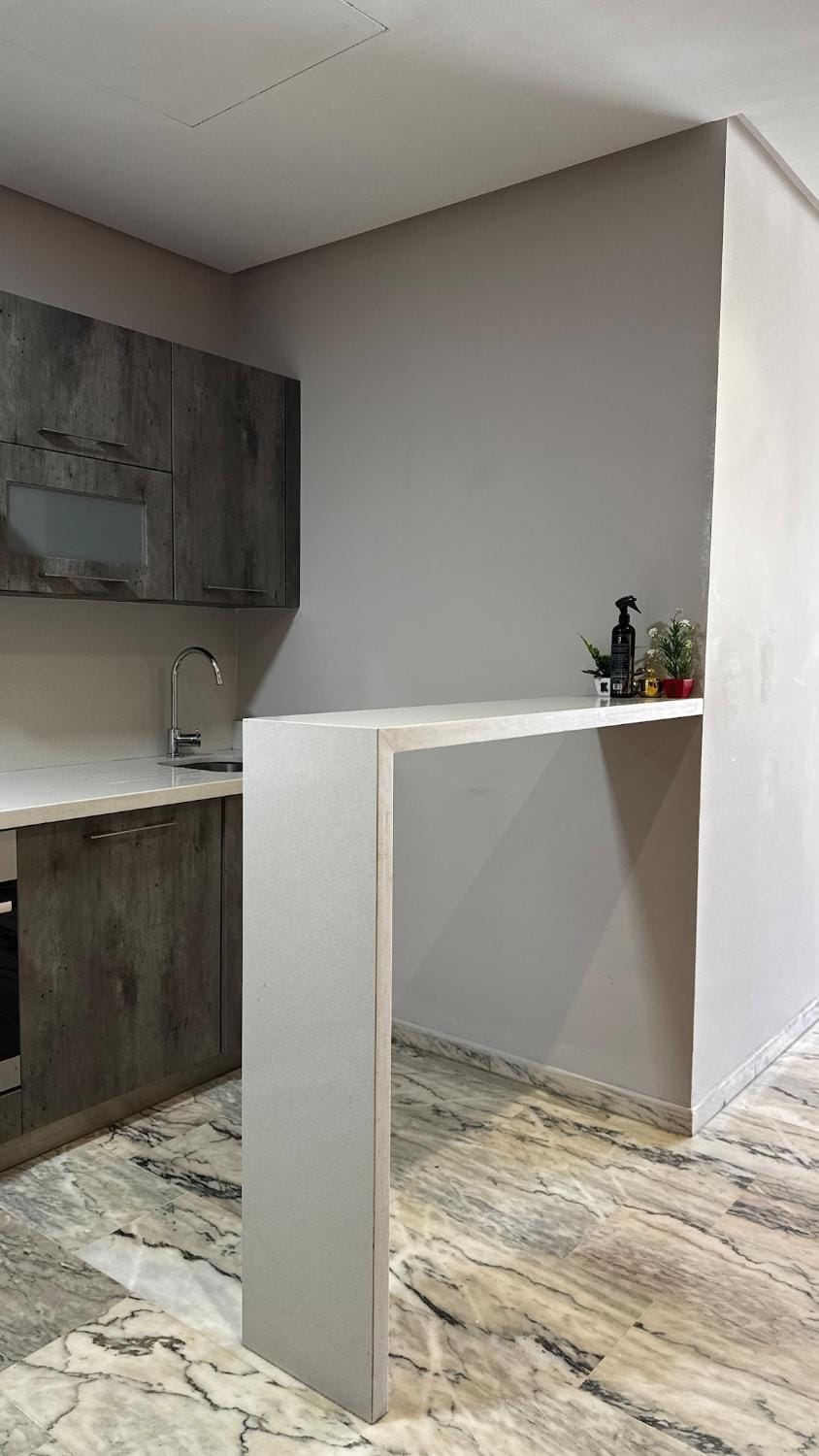 C008 C009 C027 Chic Cozy Studio in Central Burgundy Home work with Private Parking, Fast Wifi Apartment in Casablanca