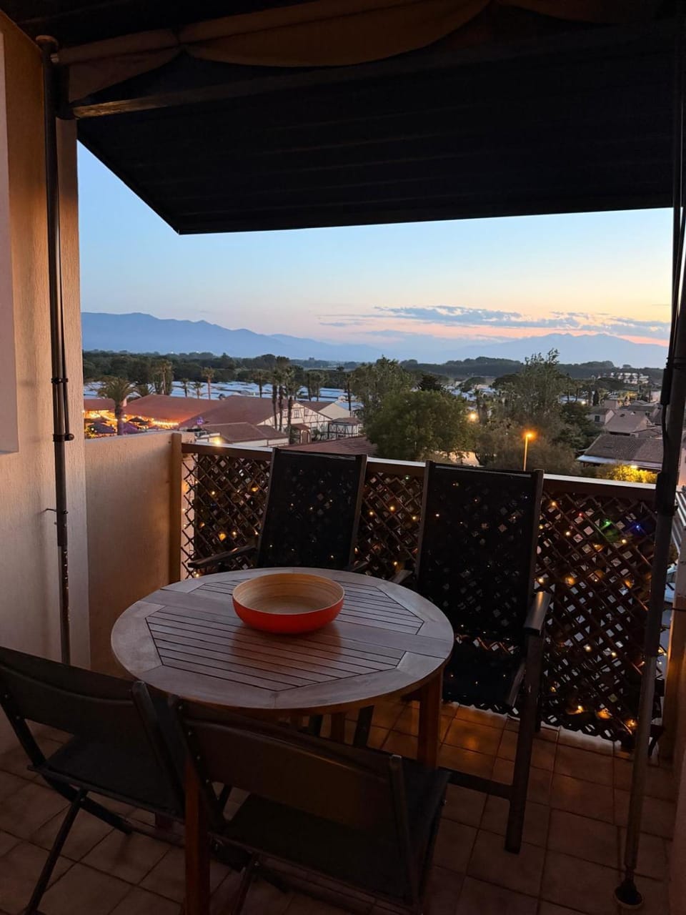 Natural landscape, View (from property/room), Balcony/Terrace, Dining area, Mountain view, Sea view