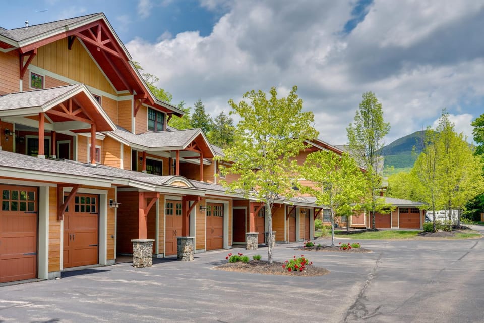 Riverfront Ski-In/Ski-Out Condo at Loon Mountain House in Woodstock
