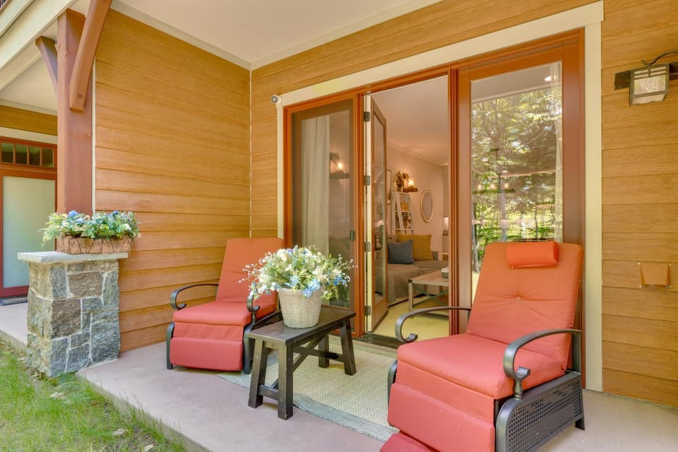 Riverfront Ski-In/Ski-Out Condo at Loon Mountain House in Woodstock