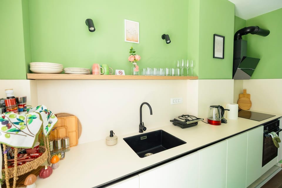 Coffee/tea facilities, Kitchen or kitchenette, stove, toaster
