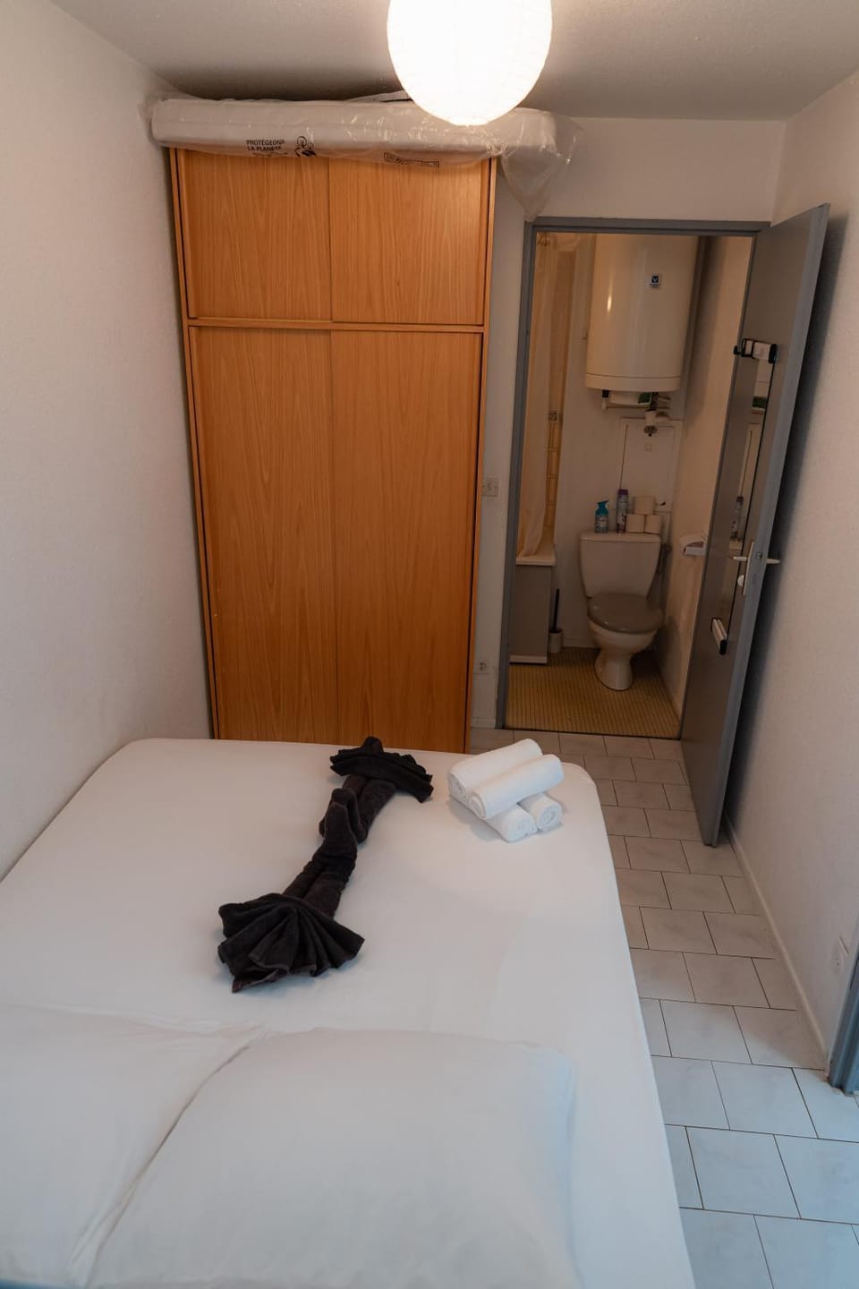 Photo of the whole room, towels, towels