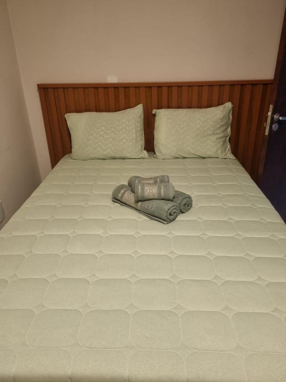 Bed, towels