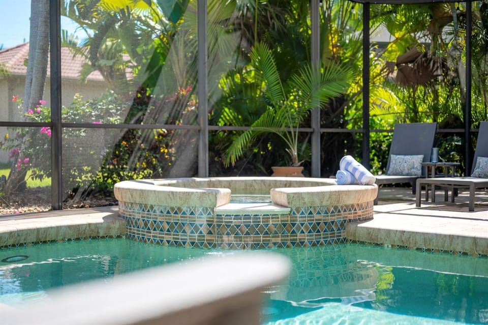 Tivoli Paradise Salt Pool & Spa Villa with a Water View! King Beds! House in Collier County