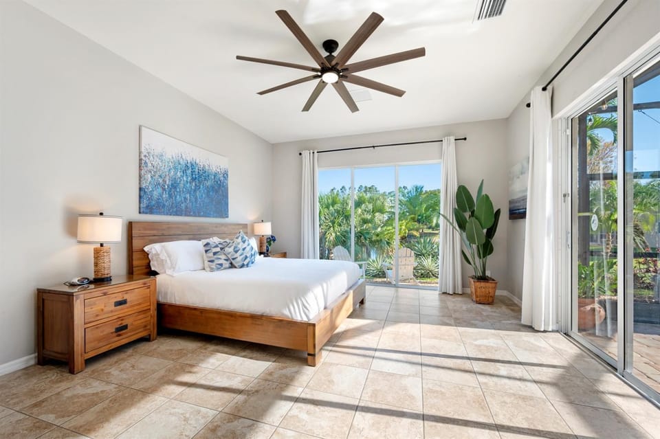 Tivoli Paradise Salt Pool & Spa Villa with a Water View! King Beds! House in Collier County