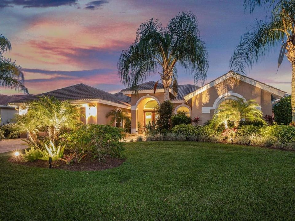 "Ten Eighty" - Huge Pool Lake View 3 King Beds! House in Collier County