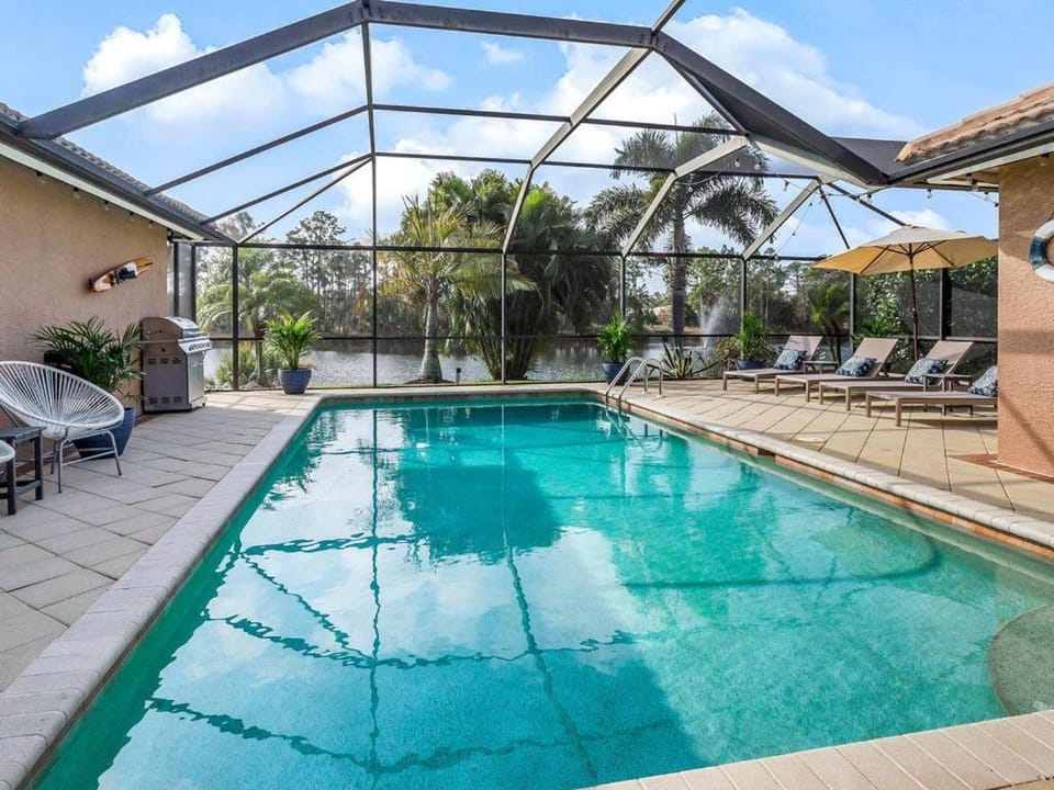 "Ten Eighty" - Huge Pool Lake View 3 King Beds! House in Collier County