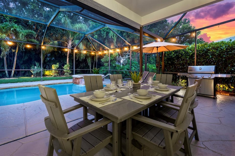 Tropical Escape - Surf Chic Lux Salt Pool & Spa King Beds! House in Collier County