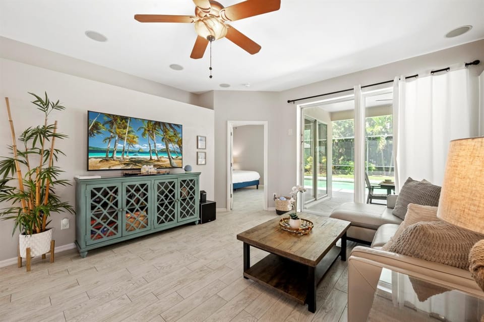 Tropical Escape - Surf Chic Lux Salt Pool & Spa King Beds! House in Collier County