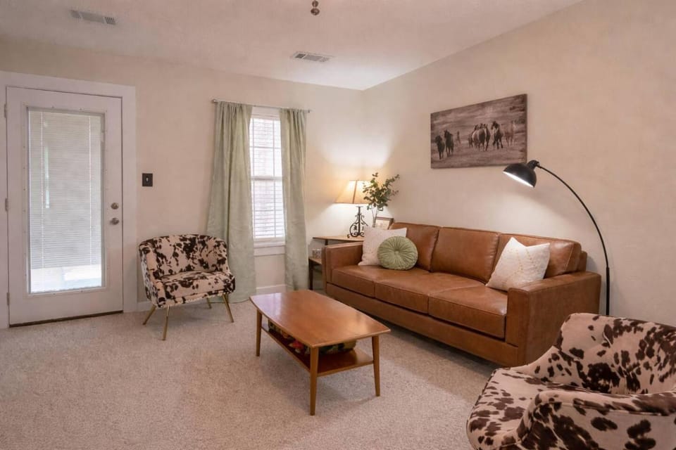 Walk to town near the wine trail! Dogs welcome! House in Johnson City
