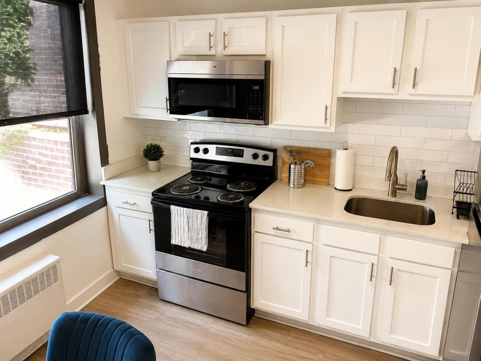 Kitchen or kitchenette, Photo of the whole room, microwave, oven