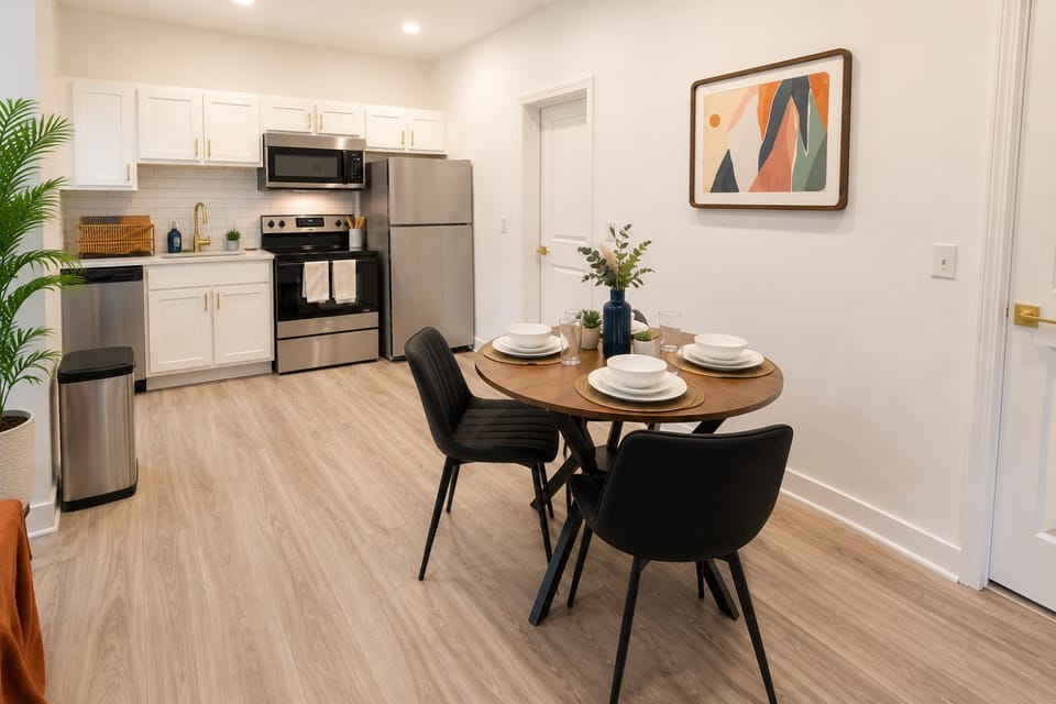 Kitchen or kitchenette, Dining area