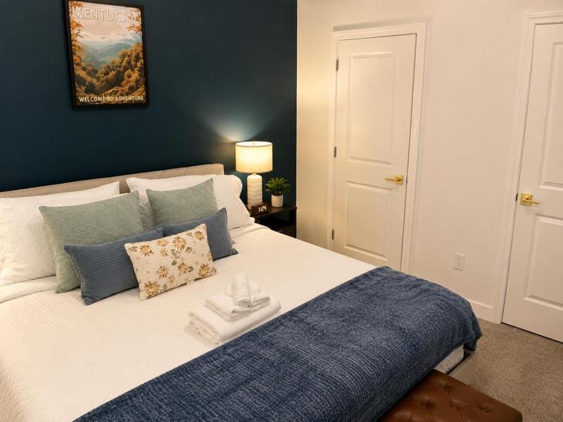Bed, Decorative detail, Bedroom, towels