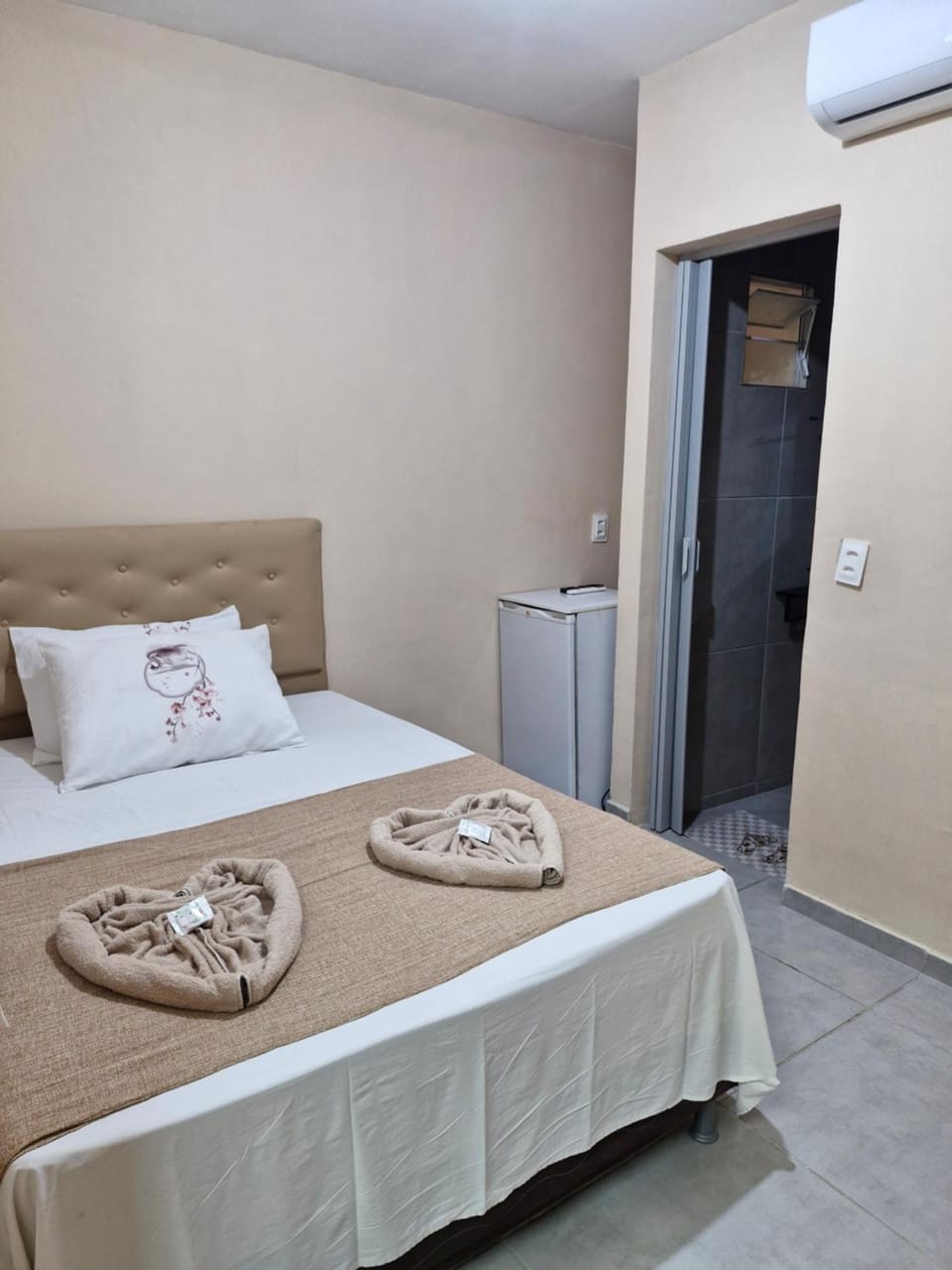 Bed, Photo of the whole room, Bedroom, air conditioner