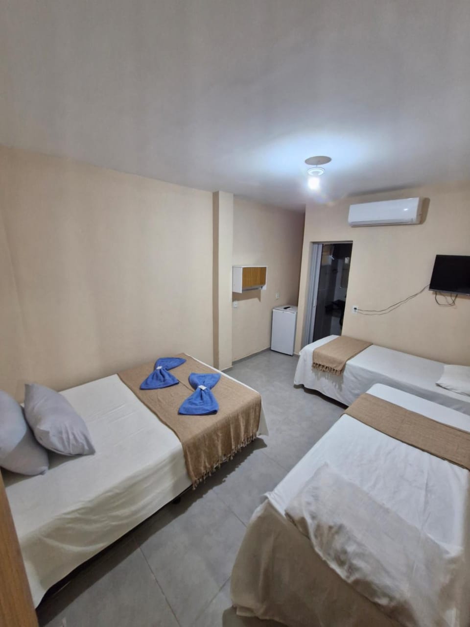 Bed, TV and multimedia, Photo of the whole room, Bedroom, towels, air conditioner
