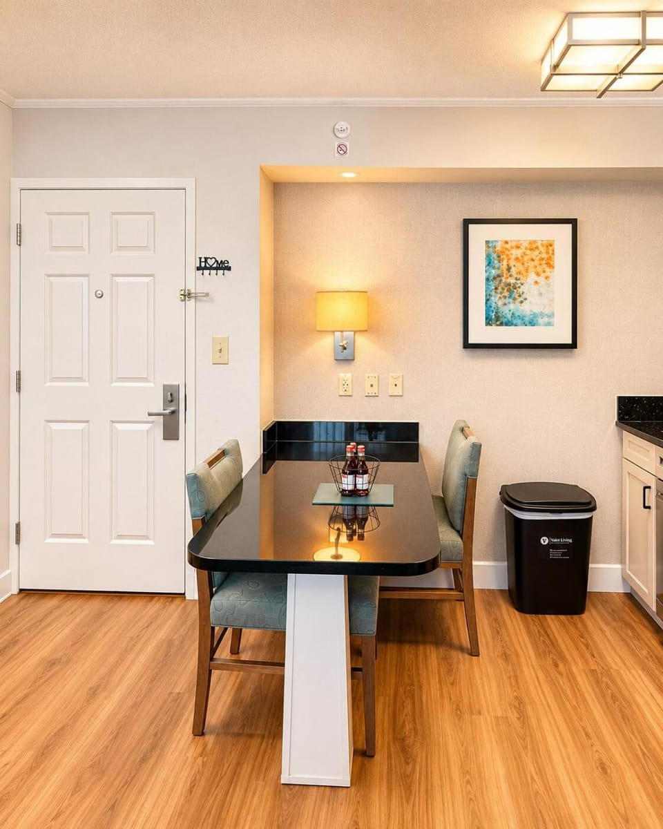 Luxury Medical District Mins to Dallas Market with Pool View Apartment in Dallas