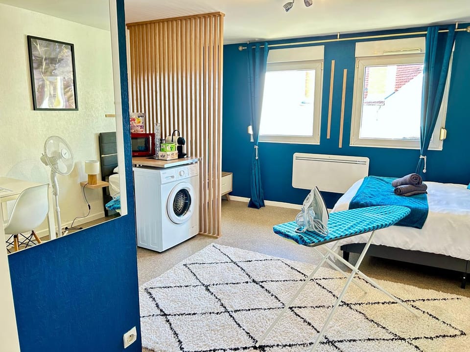 Bed, Kitchen or kitchenette, Living room, Photo of the whole room, Seating area, Bedroom, towels, washing machine