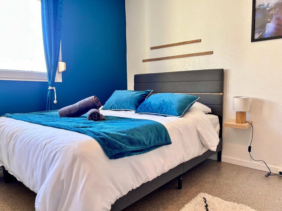 Bed, Photo of the whole room, Bedroom